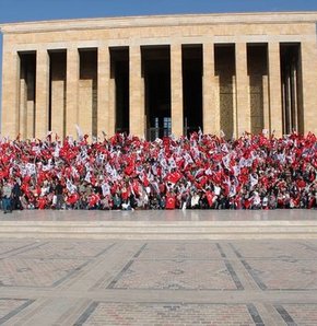 Yeni tören yönetmeliğinin ilk uygulaması 10 Kasım’da yapılacak. Buna göre iki gün önceden izin almayanlar, 10 Kasım’da Anıtkabir’deki mozoleye ve Atatürk anıtlarına çelenk koyamayacak. Valiliklere gönderilen genelgeye göre; “05 Mayıs 2012 tarihinde Resmi