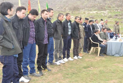 Kaçırılan kamu görevlileri PKK'lıların elini sıkmadı