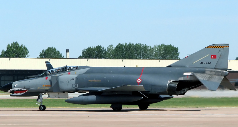 f-4-savaş-uçaği-.jpg